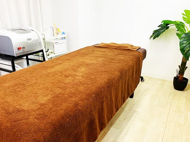 広々とした施術ルームは男性でも窮屈さを感じない開放的な空間です